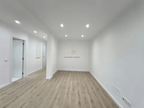 T3 Remodelado em rua calma de Belas