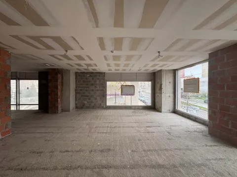 Store with 224 m2 and 3 parking spaces, in Lumiar