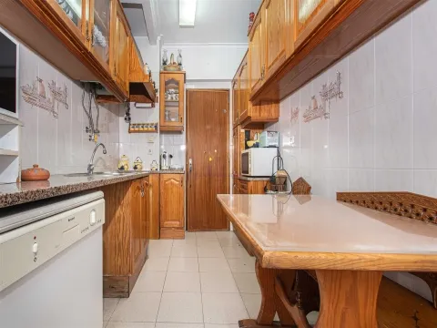 T2 avec entrepôt, à Falagueira à côté du parc Aventura