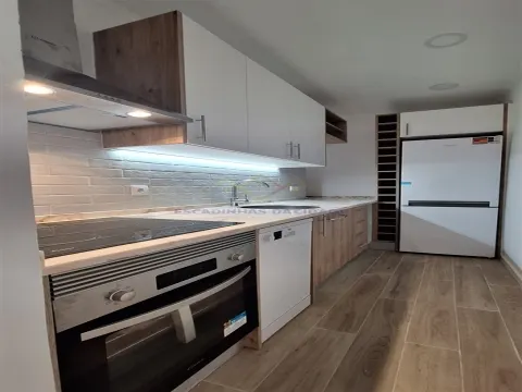 T2 Remodelado a Estrear com Terraço Privativo em Campolide