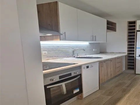 T2 Remodelado a Estrear com Terraço Privativo em Campolide