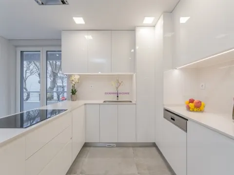 T3+1 duplex avec mezzanine, dans le développement de luxe, Carcavelos
