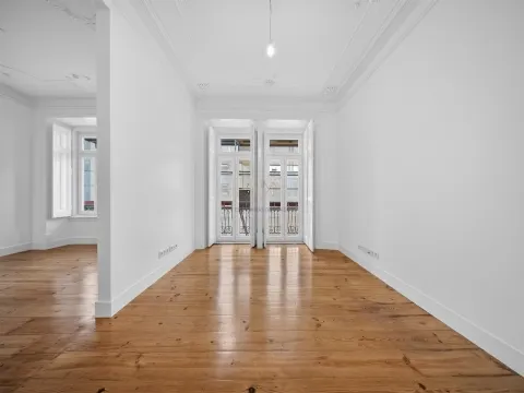 Fully Renovated Charming 2 Bedroom Apartment next to Marquês de Pombal
