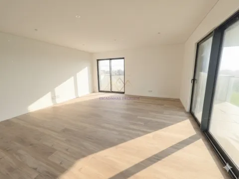 Elegância e Conforto em Carnaxide: T2 com Varandas, 2 Lugares de Garagem e Piscina