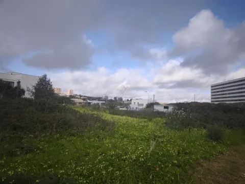 Oportunidade Única de Investimento – Lote para Equipamento no Alto da Montanha, Carnaxide