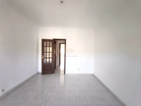 Appartement lumineux de trois chambres avec balcons et débarras au cœur de Carnaxide