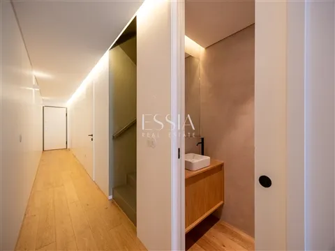 Moradia T4 Triplex com terraço, jardim e piscina no centro de Matosinhos Sul