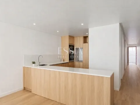 LUXURY 4 bedroom TRIPLEX villa with terrace, garden, swimming pool in the center of Matosinhos Sul