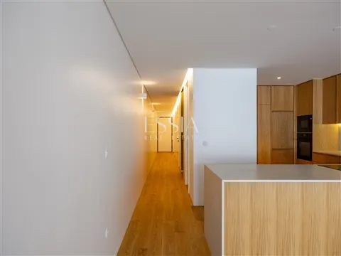 Moradia T4 Triplex com terraço, jardim e piscina no centro de Matosinhos Sul