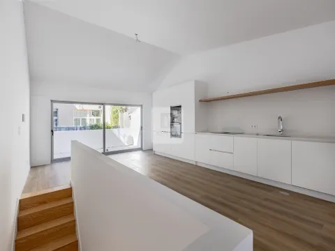 Moradia Triplex T3+1 com Varandas e Garagem no Marquês