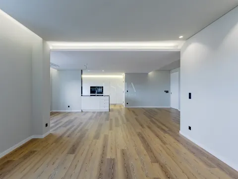 Apartamento T3 com Varanda e Vista Rio em Lordelo