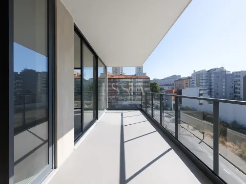 3 Bedroom Apartment with Balcony in Varandas do Foco