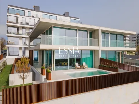 4-Bedroom Villa with Pool on the Seafront in Gaia