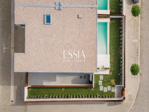 4-Bedroom Villa with Pool on the Seafront in Gaia