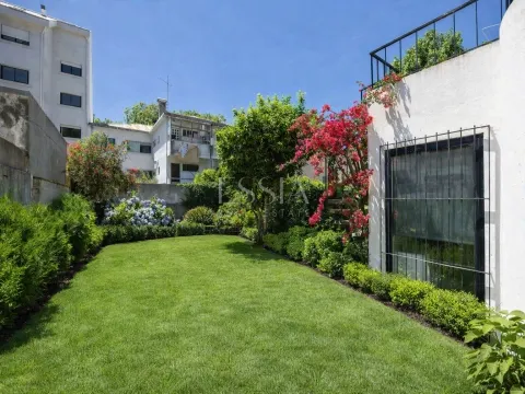 5 Bedroom Villa with Garden and Terrace in Foz do Douro