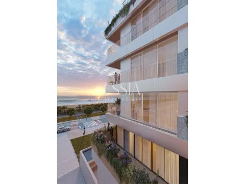 Apartamento T3 com Terraço em Primeira Linha de Mar