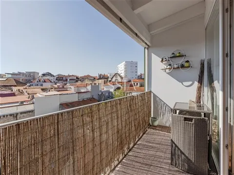 Furnished Mezzanine Studio in Porto with AL Licence