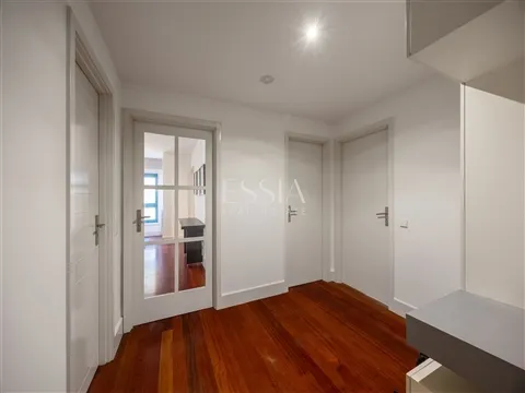 Apartamento Renovado de 3 Dormitorios en Pinheiro Manso, Oporto