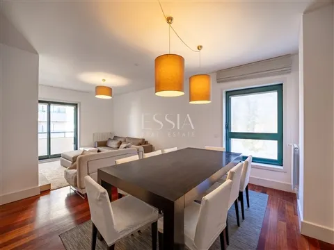 Apartamento Renovado de 3 Dormitorios en Pinheiro Manso, Oporto
