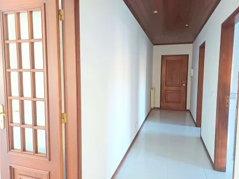 Apartamento T4, para arrendamento ao ano, no Alto do Forno!