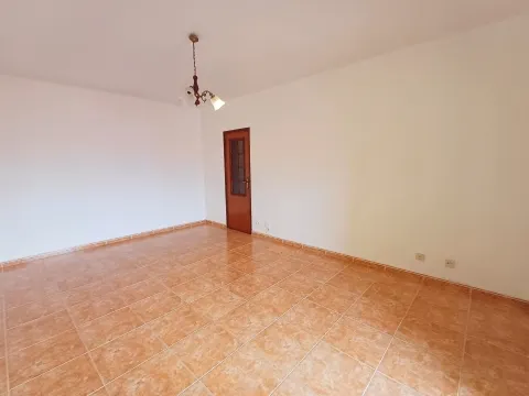 Apartamento T2, com garagem- Alto do Forno!