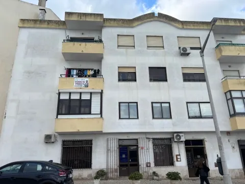 Apartamentos T2 situado em Paio Pires, sala, cozinha, 1 Wc, 2 despensas