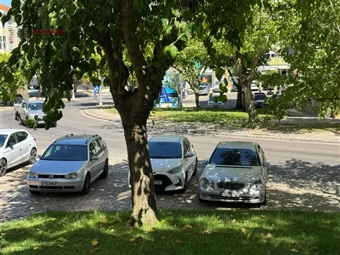 T2, bem localizado na medideira, Amora, em remodelação