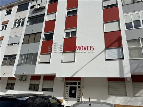 T2, bien situé à Medideira, Amora, avec commerce, services et transports à portée