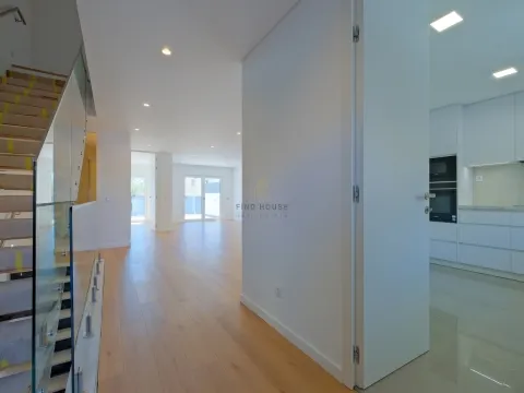 Moradia T4 de luxo em Condomínio Privado com Piscina e Jardim em São Pedro do Estoril