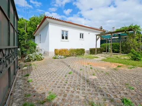 Moradia T3 com amplo logradouro e estacionamento na Pampilheira , Cascais