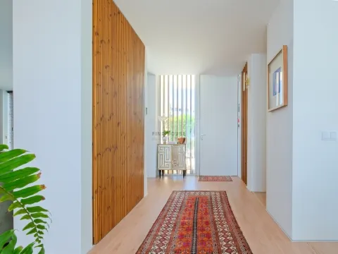 Vende-se Moradia T4 de luxo, com piscina, no exclusivo condomínio “Vale Utopia” em Carnaxide