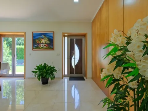 Vende-se Moradia Isolada T5, com amplo jardim, implantada em terreno com 1642m2 em Aguiar, Barcelos