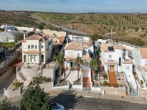 Moradia Independente T4 com garagem box e piscina na Quinta da Cerca, Castro Marim