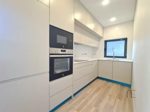 Andar Moradia T3 com Terraço, pronto habitar, centro Espinho