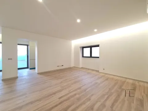 Andar Moradia T3 com Terraço, pronto habitar, centro Espinho