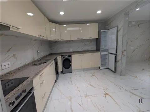 Moradia em banda T5- Porto-Campanhã