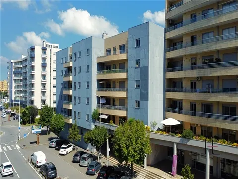 Apartamento T2 com suíte, varanda, garagem e arrumos – Avenida da Conduta