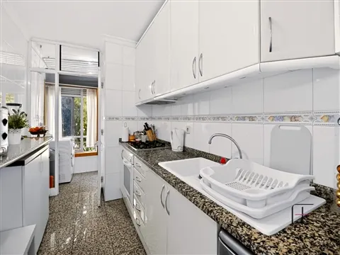 Apartamento T2 com suíte, varanda, garagem e arrumos – Avenida da Conduta