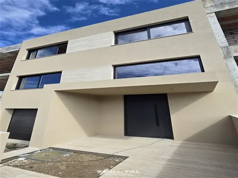 Moradia T3 em Fase Final de Construção | Arquitetura Contemporânea e Jardim Privativo