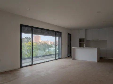 T3 Novo com Terraço Privativo: O Refúgio Perfeito no Centro de Esgueira