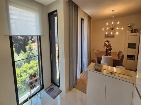 Um apartamento exclusivo T2+1 do ano 2022 com 2 lugares a poucos passos do El Corte Inglês