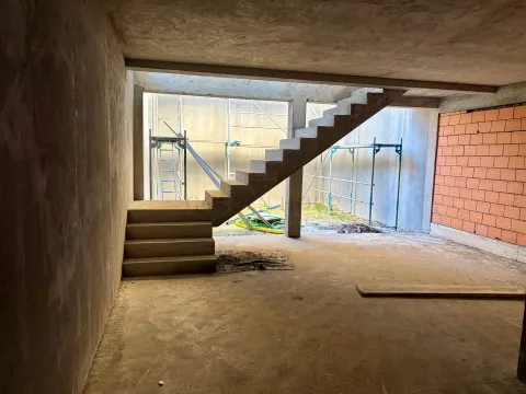 260 sqm Commercial Space in Madalena with Private Patio