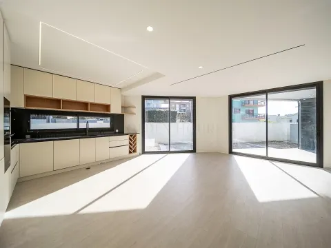 Moradia T5 de Luxo na Praia da Madalena