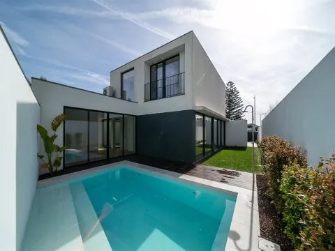 Moradia T4 de Luxo em Canidelo com Vista Mar | Golden Hour Real Estate