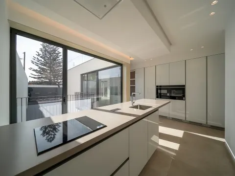 Moradia T4 de Luxo em Canidelo com Vista Mar | Golden Hour Real Estate