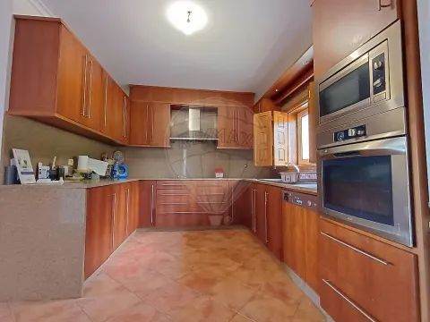 Moradia T4 para arrendamento