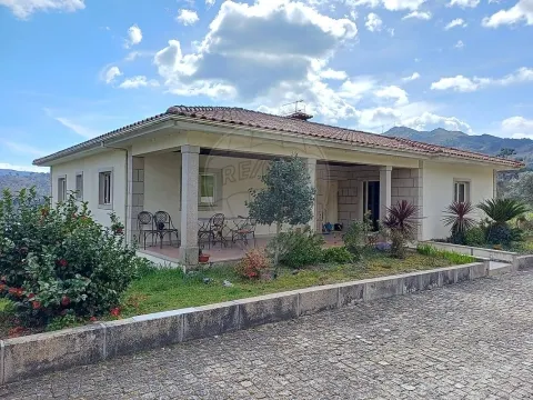 Moradia T4 para arrendamento