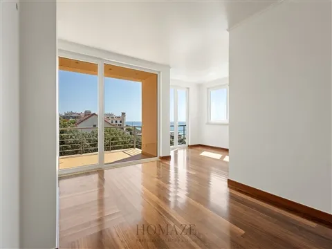 Apartamento T1 com terraço privado e estacionamento na Praia da Areia Branca.
