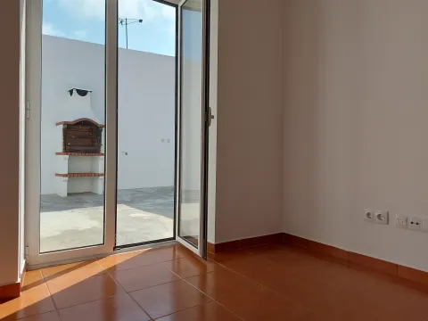 Excelente oportunidade situada na pacata freguesia de Santa Bárbara