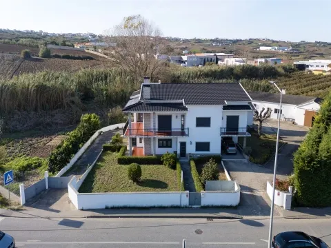 Moradia T6 com Anexo e Terreno de 4405 m² na Lourinhã